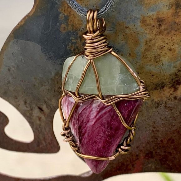 Prehnite and Spiny Oyster Shell Necklace - Picture 12 of 12